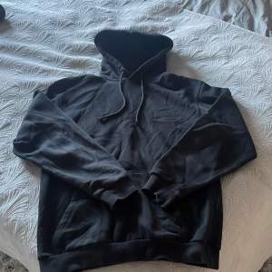 Svart basic hoodie