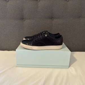 Lanvin skor - Mörkbruna Lanvin skor, EU 44-45 (UK 10). Perfekt skick (avgör själv). Ingår enbart skor. Nypris: 4299 kr, köp nu för 2500 kr. Fraktas spårbart via PostNord. Kontakta mig vid frågor eller funderingar!