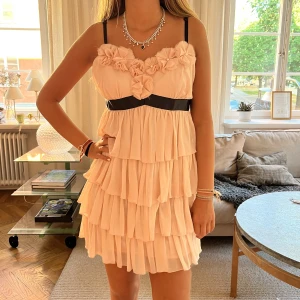 Klänning!  - Säljer denna supersnygga klänning som är perfekt i sommar!💕