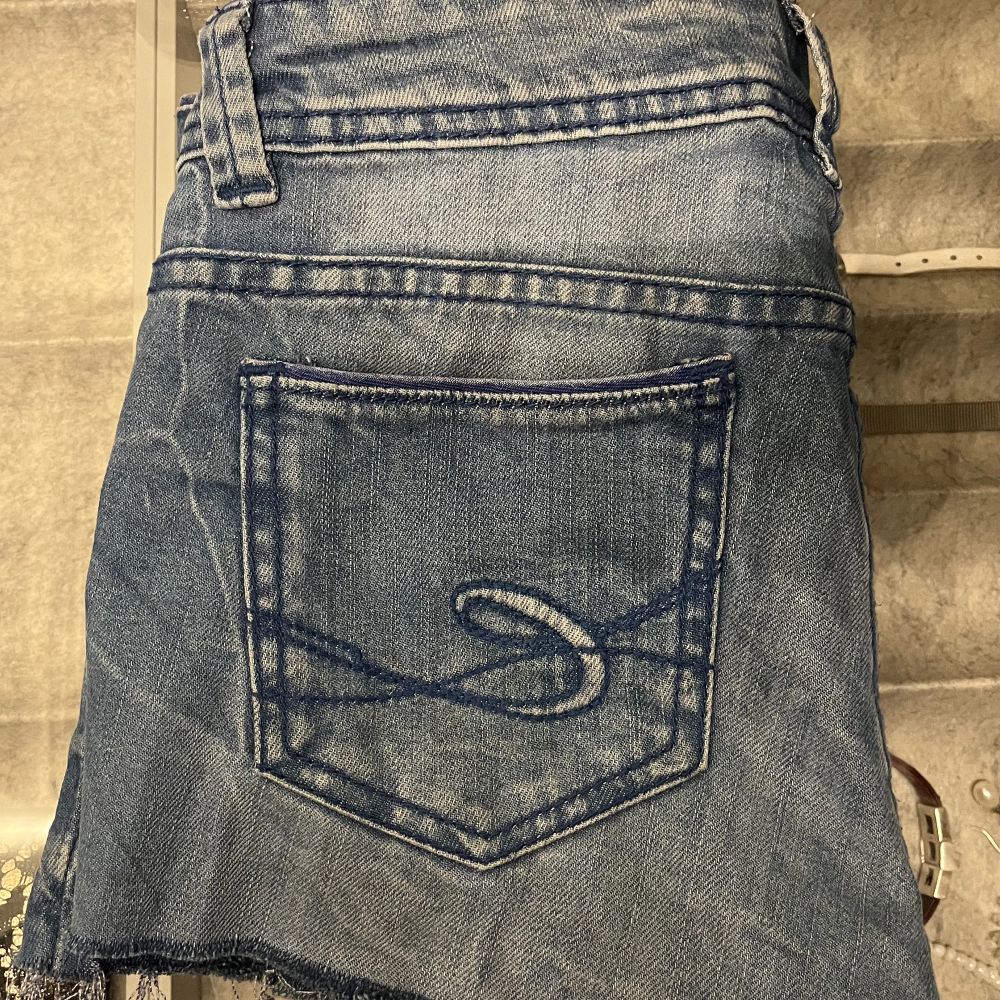 As snygga jeans shorts köpta secondhand med låg midja, säljer pga de är för små❤️ Midjemåttet är 70cm Längd är 20 cm . Shorts.