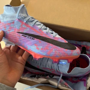 Nike Air Zoom Mercurial Superfly Elite 9 - Helt nya oanvända fotbollskor säljes pga fel storlek. Nike Air Zoom Mercurial Superfly Elite 9. Nypris 3400 kr.