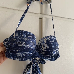 Mönstrad balconette bikiniöverdel storlek 70B knytband - Bikiniöverdel från Lindex med knytband i balconettemodell, 70B  Använd men i gott skick 