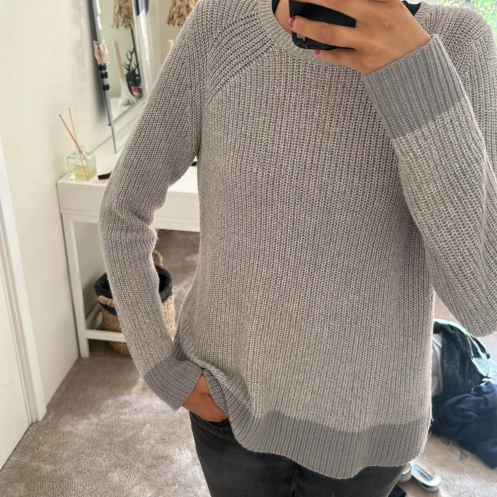 En basic men snygg grå tröja som alla borde ha i sin garderob. Köpt för ett tag sedan men använd kanske två gånger.💕. Stickat.
