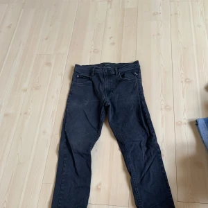 Svarta replay jeans, hyperflex - Svarta jeans från replay, super stretchiga slim fit jeans, i storlek 30/30 (passar 14-16 år)