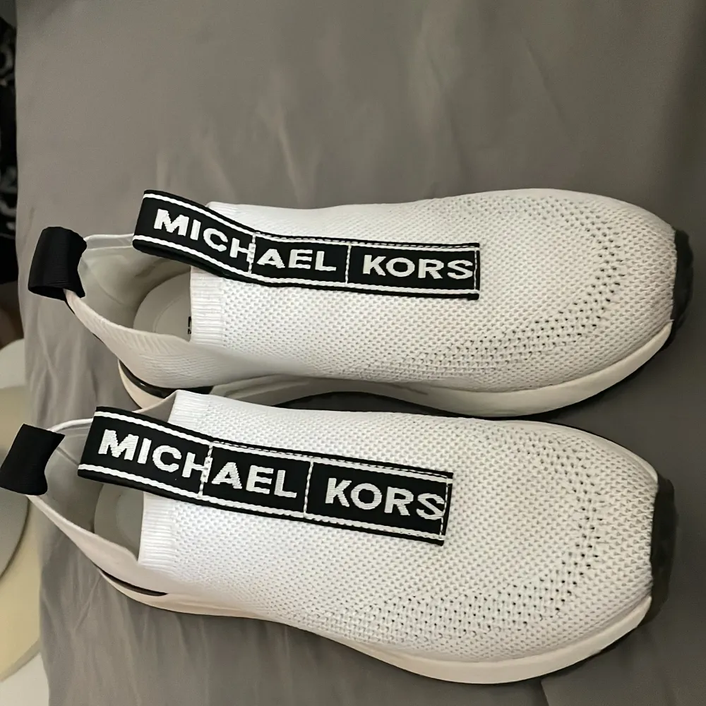 Säljer dessa snygga Michael kors skor i färgen vit med svarta detaljer. Har använt dessa 2 gånger , fortfarande super rena och i bra skick storlek 38,5 nypris 1400 säljs för 1000💕. Skor.