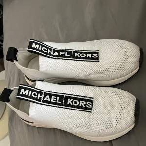 Säljer dessa snygga Michael kors skor i färgen vit med svarta detaljer. Har använt dessa 2 gånger , fortfarande super rena och i bra skick storlek 38,5 nypris 1400 säljs för 1000💕