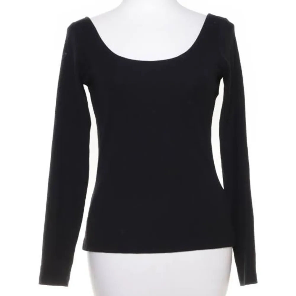 En fin svart långärmad tröja från H&M Inte alls använd många gånger därav bra skick. Säljer pga av att den är för stor.  Priset kan självklart diskuteras. Hör av dig om du har frågor eller vill ha fler bilder! :) . Toppar.