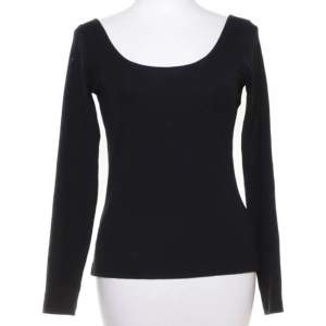 En fin svart långärmad tröja från H&M Inte alls använd många gånger därav bra skick. Säljer pga av att den är för stor.  Priset kan självklart diskuteras. Hör av dig om du har frågor eller vill ha fler bilder! :) 