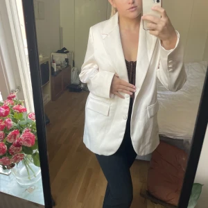 Vit oversized Blazer - Aldrig använd vit oversized blazer🤍🤍 jag är normalt S-M och 170cm lång✨