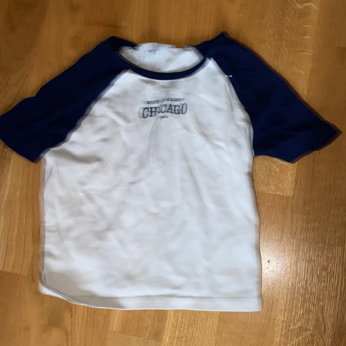 vit och blå tröja kortärmad