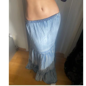 Lång volang kjol - Såå fin jeansliknande volang kjol som inte används! Är stretchig i midjan så passar alla och går att vika ner kanten! Jag är runt 177💗