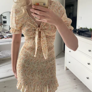 Blommig klänning - Blommig klänning