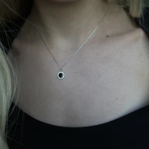 Smycken från Lily and Rose - Smycken ifrån Lily and Rose, aldrig använda! Säljer allt för 500 kr och styckpris 200 kr. 