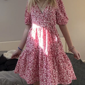 Klänning  - Super fin klänning från Gina tricot! Använt en gång! Köp via köp nu!🚚❤️