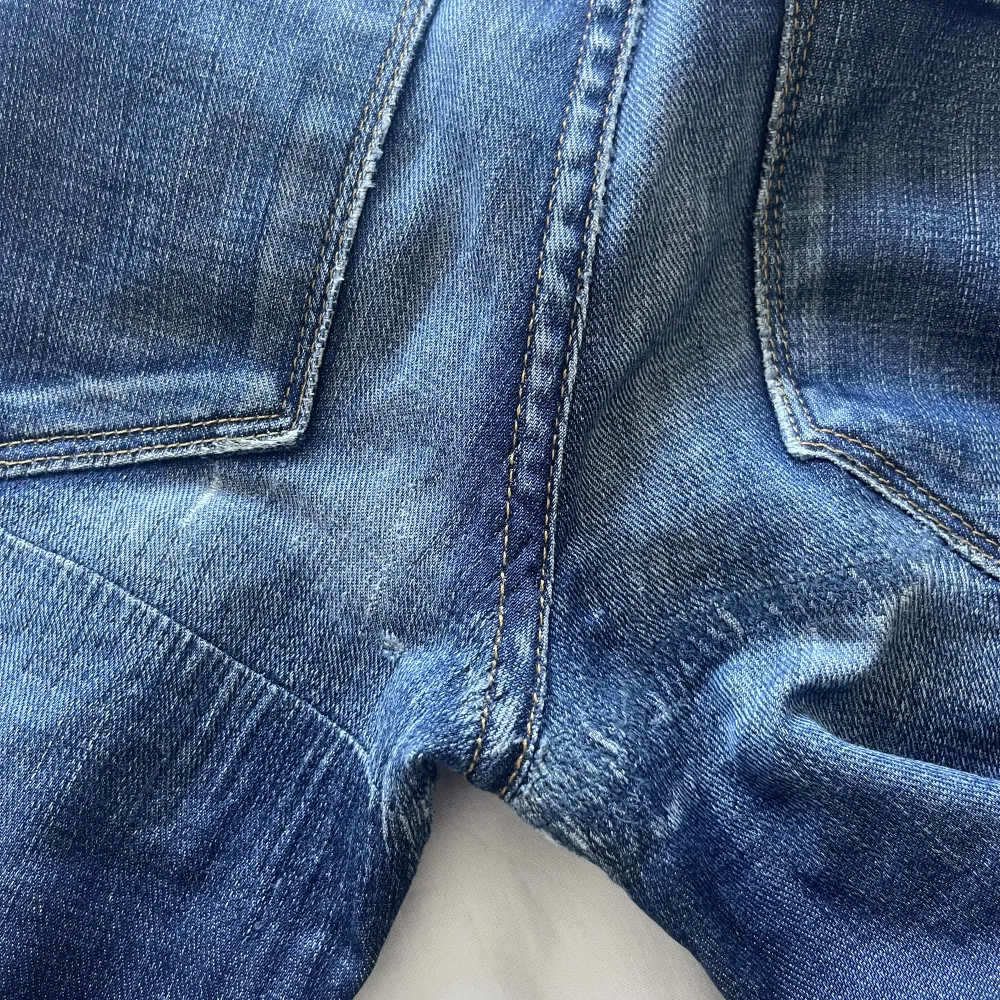 Säljer dessa super snygga och populära lågmidjadejeansen från Frame. Deras flare modell ”The Bell” jätte bekväma, stretchiga och snygga. Slitna längst ner, fickorna och har blivit sydda en gång vid rumpan (bild finns) därav det låga priset.  Stl 24, passa. Jeans & Byxor.