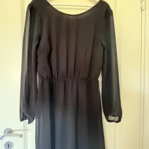 Klänning  - En super fin sommarklänning som är öppen i ryggen. Knappt använd💗💗