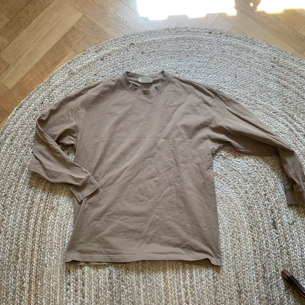 Brun tunn herrsweatshirt eller långärmad t-shirt i strl M/L från H&M, använd 1 gång. Hoodies.