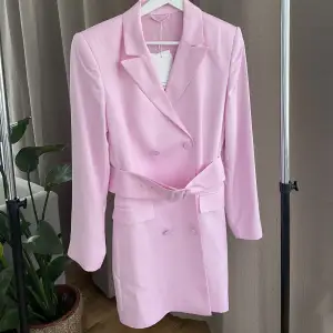 Helt oanvänd rosa klänning från & Other Stories i superfint material. Lappen kvar med nypriset 1300 kr.  Den passar både en S och M i storleken lite beroende på ens kroppsform. Helt fantastisk färg! 
