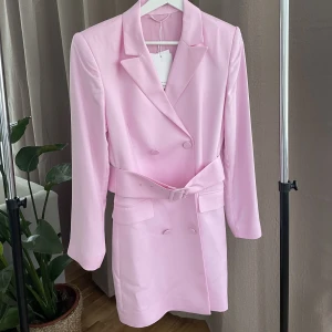 Bubbelgumsrosa oanvänd klänning - Helt oanvänd rosa klänning från & Other Stories i superfint material. Lappen kvar med nypriset 1300 kr.  Den passar både en S och M i storleken lite beroende på ens kroppsform. Helt fantastisk färg! 