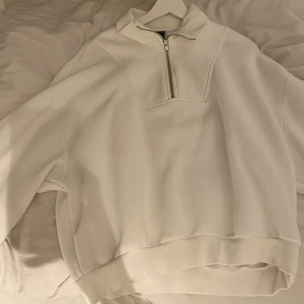 En vit sweatshirt från ginatricot, ej använd bara testad, tror att den även är slutsåld. Storlek M. Hoodies.