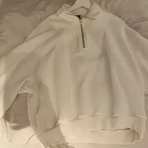 En vit sweatshirt från ginatricot, ej använd bara testad, tror att den även är slutsåld. Storlek M