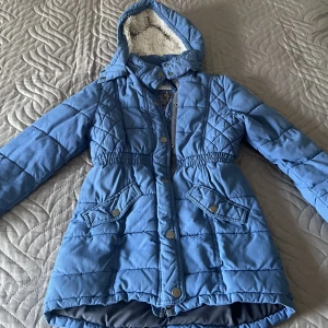 Jacka  - Jackan går att ha på sig både på hösten och vintern 