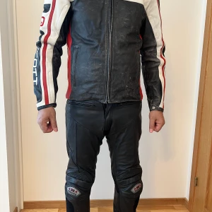 MC-skinnställ herre och dam - MC- skinnställ, herr, storlek L Ryggskydd Sparsam använt, jag är 177 cm och är 82 kg, lite för trångt för mig. Märke : Scottg  Pris 2700kr  En välvårdad MC- skinnställ med ryggskydd. Säljes för 1700krh