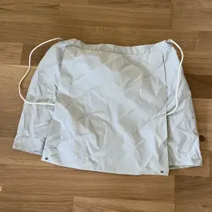 Vintage tenniskjol med ficka. Dras ihop i midjan så passformen bestämmer man själv, men är ganska kort i längden