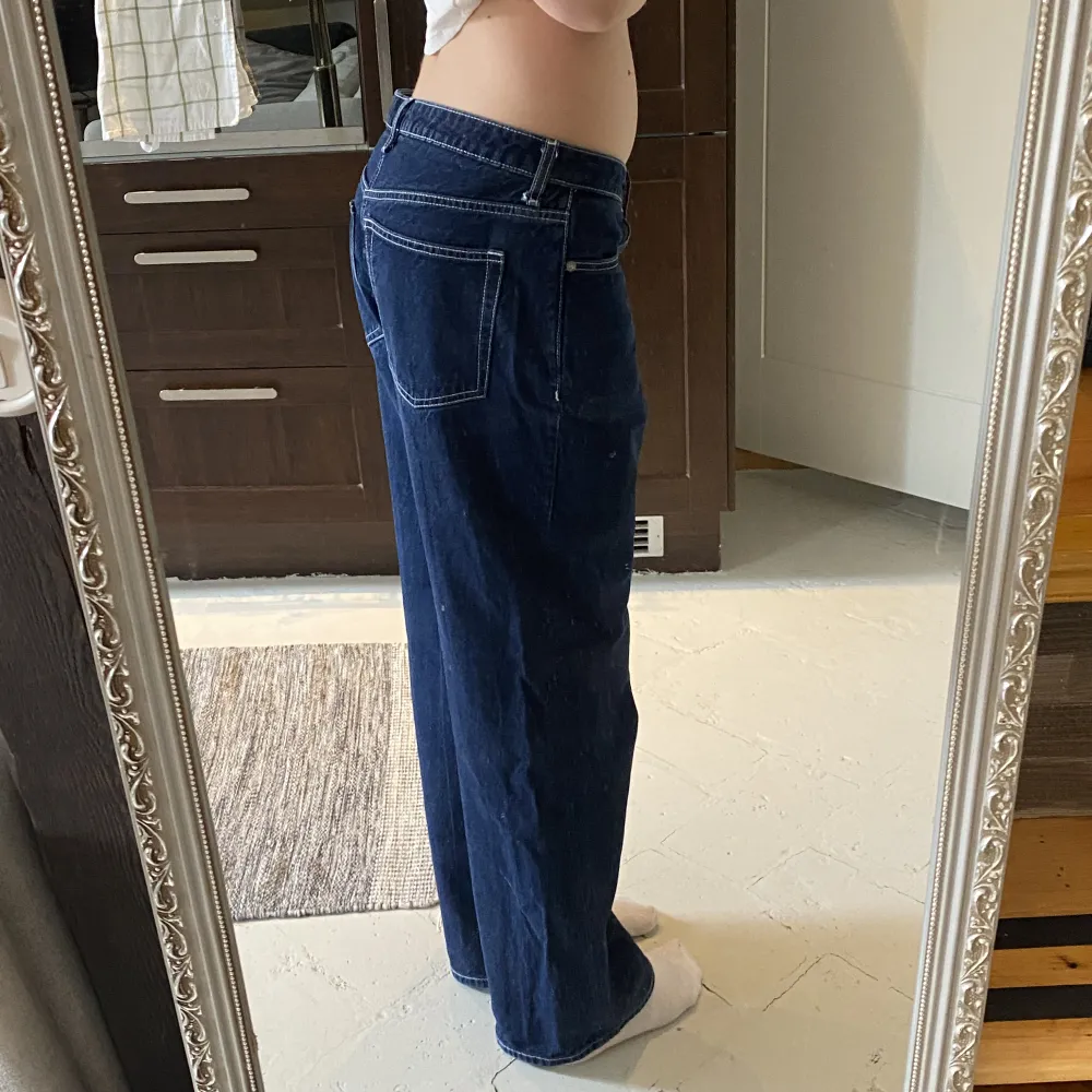 vida lågmidjade jeans i modellen Ample från Weekday, storlek 31/34 (: knappt använda, frakt tillkommer!. Jeans & Byxor.