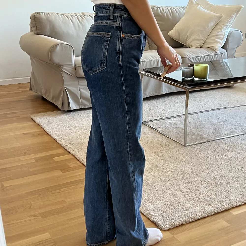 snyggaste regular wide leg jeans från bikbok, säljer åt min syster som inte använder dessa alls. i nyskick utan defekter! W24 L30. Jeans & Byxor.