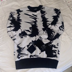 Zara tröja - En väldigt fin tröja om du ska vara finklädd. Går både med byxor och kostymbyxor. Stickat tröja.