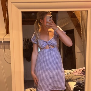 Rutig klänning - Fin lila klänning som kan användas på många olika tillfällen😇 säljer pga att jag inte har fått någon vidare användning av den. Endast använd 1 gång💗   Strl s/38 från hm