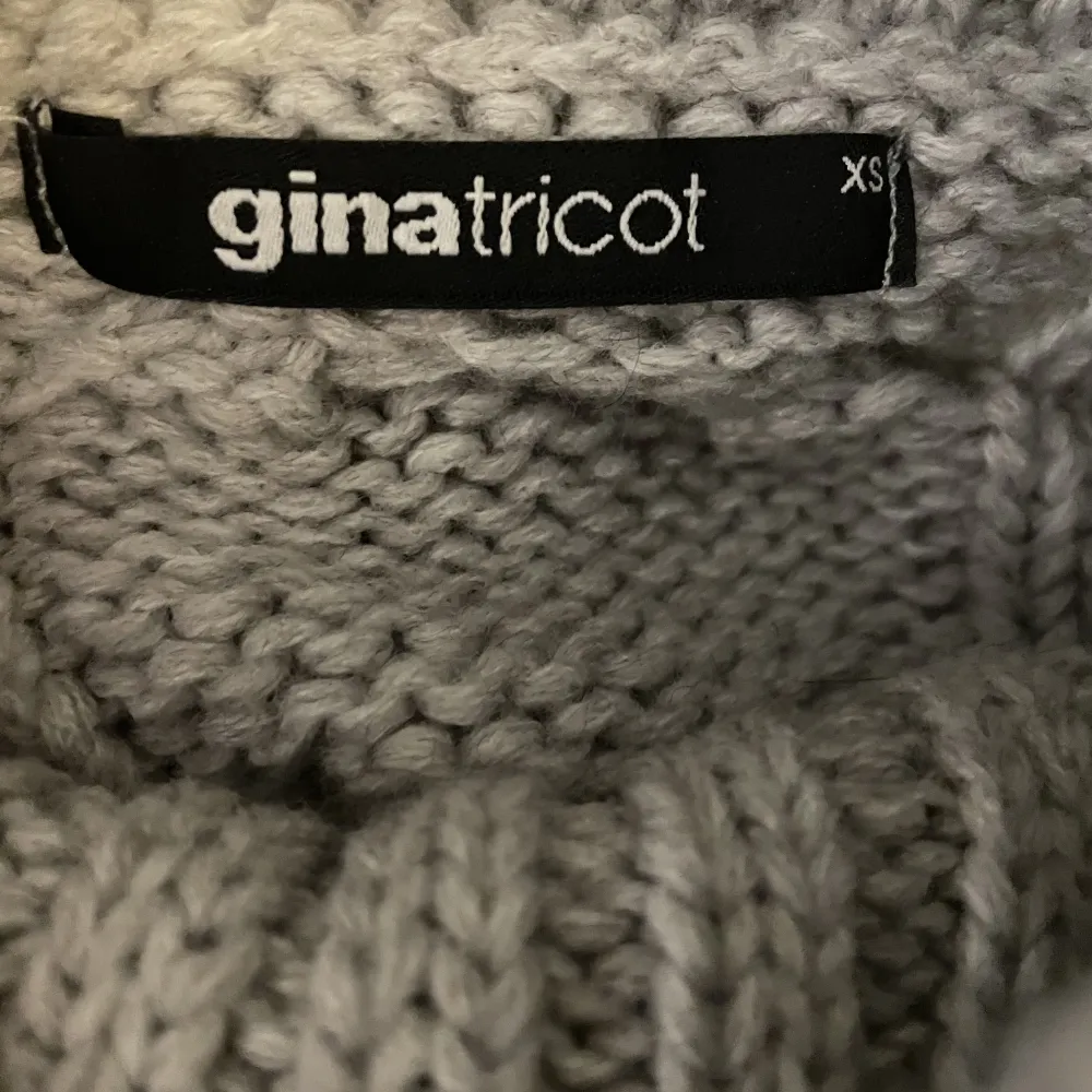 Säljer stickad tröja från Gina. Den är använd några få gånger men den har ingen skada. Stickat.
