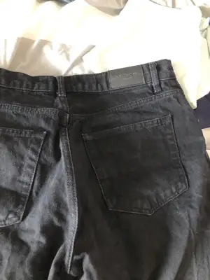 Svarta jeans från Gina tricot 