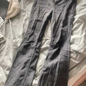 Jeans  - Ett par jeans som e utsvängda 