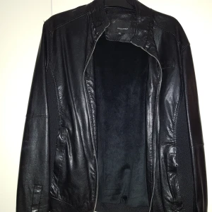 Skinnjacka  - Skinnjacka som ny. Står dsquared och XXL på den men passar som en Medium så skulle inte lägga några pengar på att den är äkta. Uppskattas dock att vara av god kvalite så ett fynd för det priset. Fler bilder/frågor, skriv ett meddelande!