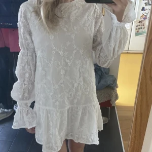 Vit nakd klänning - Köpte precis denna klänningen från nakd men den var lite för stor💓 Undrar om någon skulle vilja byta denna klänningen mot en i strl 32. Jag skulle vilja ha den lite tajtare passform, hör av er vi frågor😇skulle kunna sälja för bra pris❤️