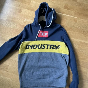 Diesel hoodie - Diesel hoodie i storlek L. Väldigt bra skick och inte använd så många gånger. Inga defekter