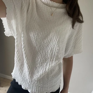 Zara T-shirt - Fin tröja med struktur ifrån zara!! Som ny, använd fåtal gånger