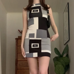 Mönstrad klänning - Vintage miniklänning i fett coolt mönster, från märket Pimkie! Står stl 38 men är som XS/S 🪷