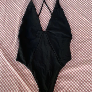 Baddräkt - Highwaist baddräkt med öppen rygg. Oanvänd