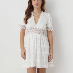 studentklänning - säljer denna slutsålda klänning ifrån gina tricot, strl 38 kan tänka mig att byta mot en 40🥰