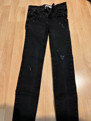 Jeans - Jeans i mörk grå färg. Köpta från Pull and Bear. 