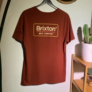T-shorts Brixton - Medium, sann i sin storlek Väldigt skönt material och sitter perfekt.  Längd 72cm