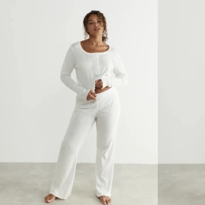 Pyjamas  - Säljer denna så fina pyjamas från Gina Tricot då jag redan har så många pyjamaser. Den är slutsåld på hemsidan och min är använd en gång. Nypris är 520 kr för båda delarna. Säljer för 350 kr 🌸