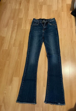 Jeans - Jeans flare. Sparsamt använda. Säljare pga viktnedgång. 