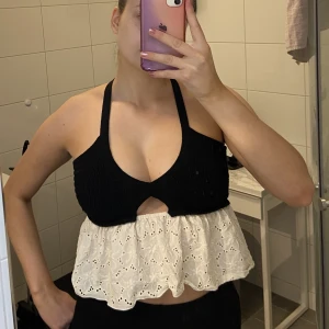 Zara topp. - Säljer denna populära topp från Zara! 💗 sitter supersnyggt.