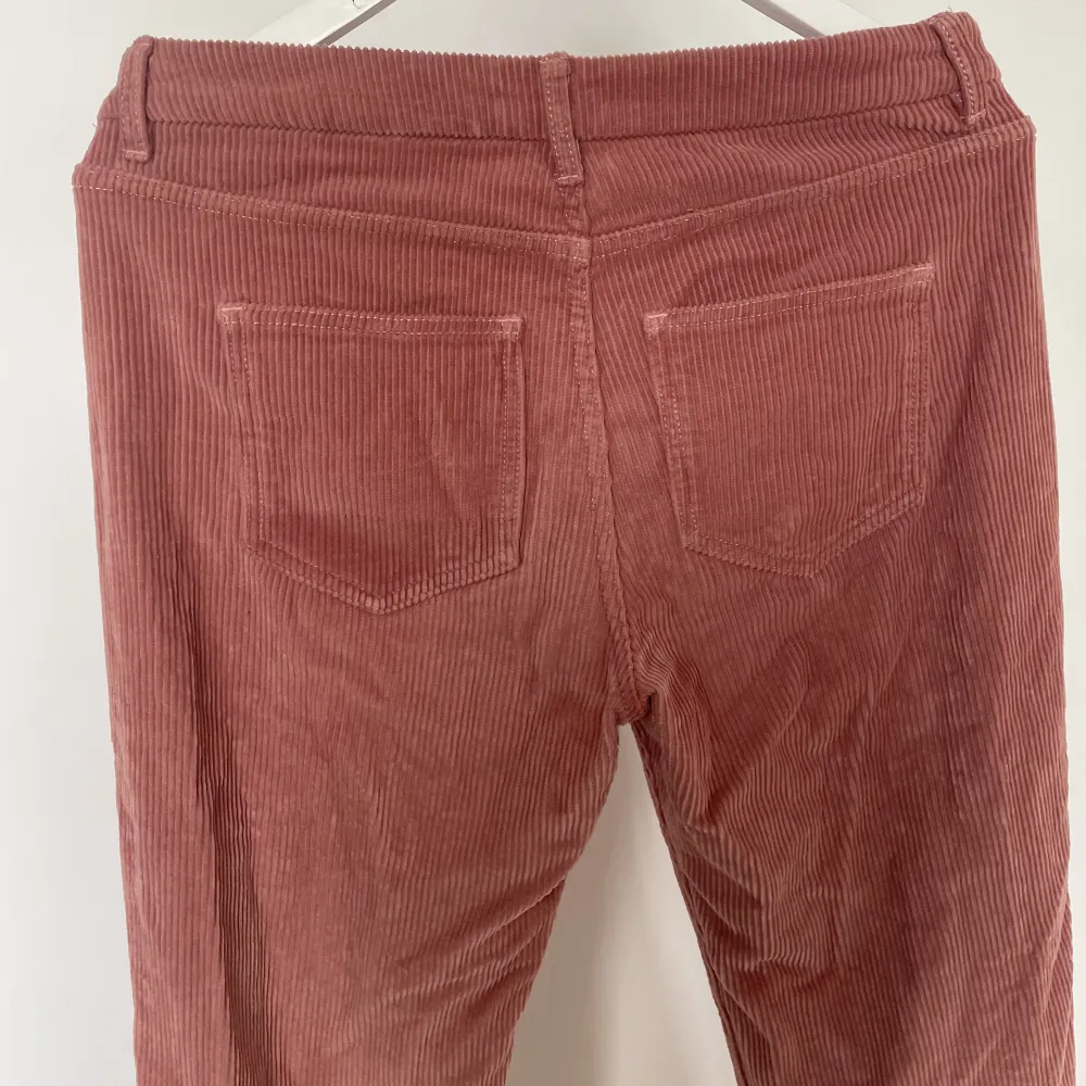 Rosa manchesterbyxor från Levatē, bra skick utan synliga defekter 🩷. Jeans & Byxor.