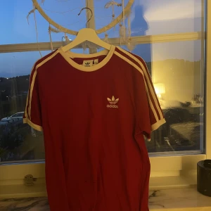 ADIDAS t shirt - Strl M, ocersized look. Fint skick. 