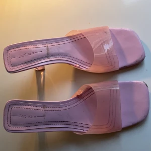 Rosa Klackskor genomskinliga  - Säljer dessa ursnygga klackarna jättebilligt då dem är lite slitna! Syns dock nog inte när man väl har på sig dem🤍💖